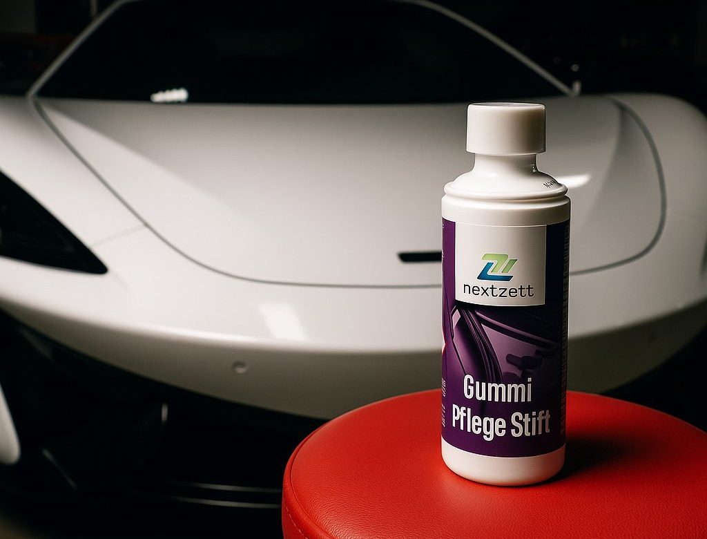 Nextzett Gummi Pflege Stift restoring dry rubber weatherstripping on vehicle door seal